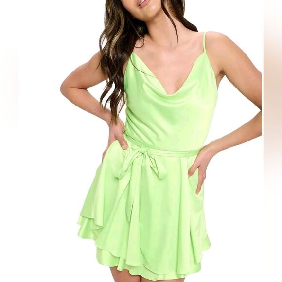 B. Darlin Satin Cowlneck Tiered Fit & Flare Mini Dress Lime Juniors Size 3/4 NWT - Picture 3 of 13